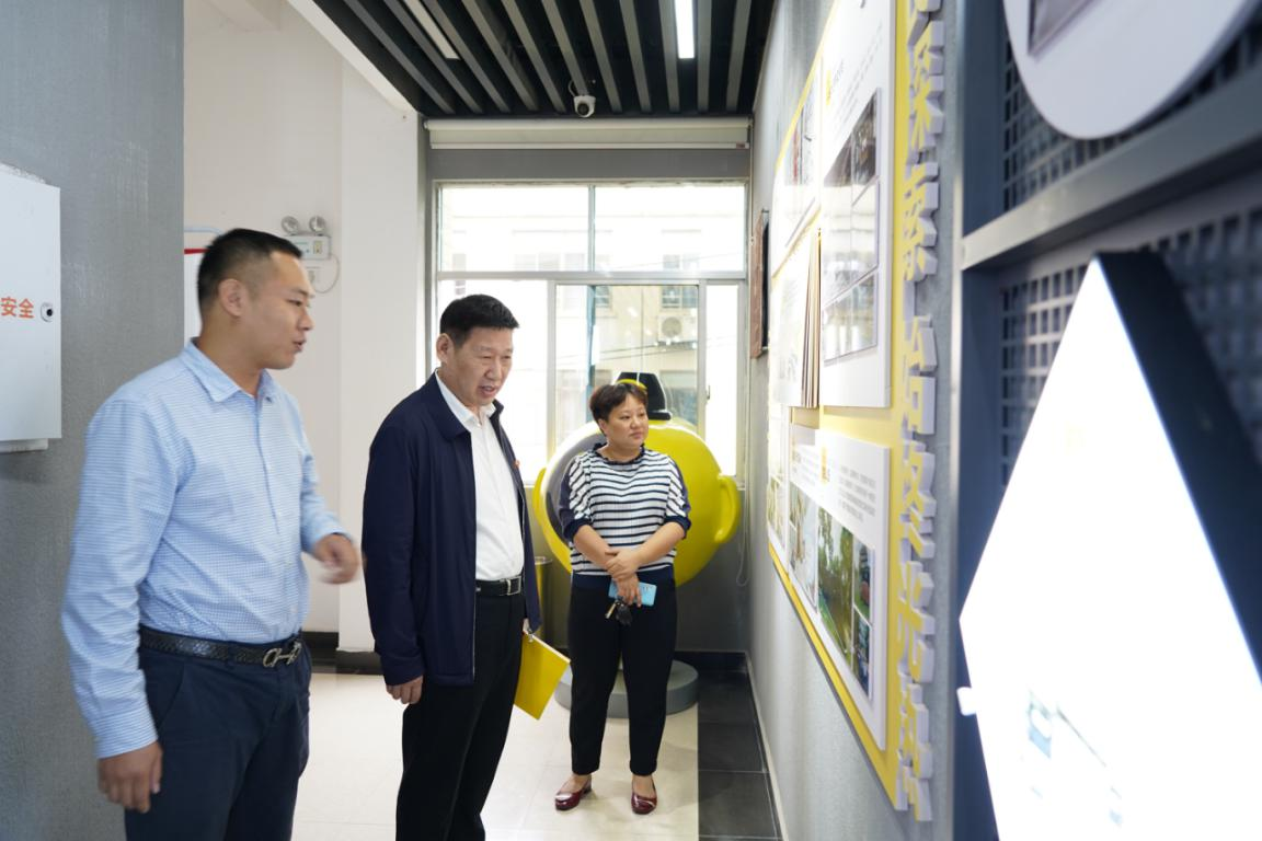 任安良深入学堂坡社区指导文明创建工作