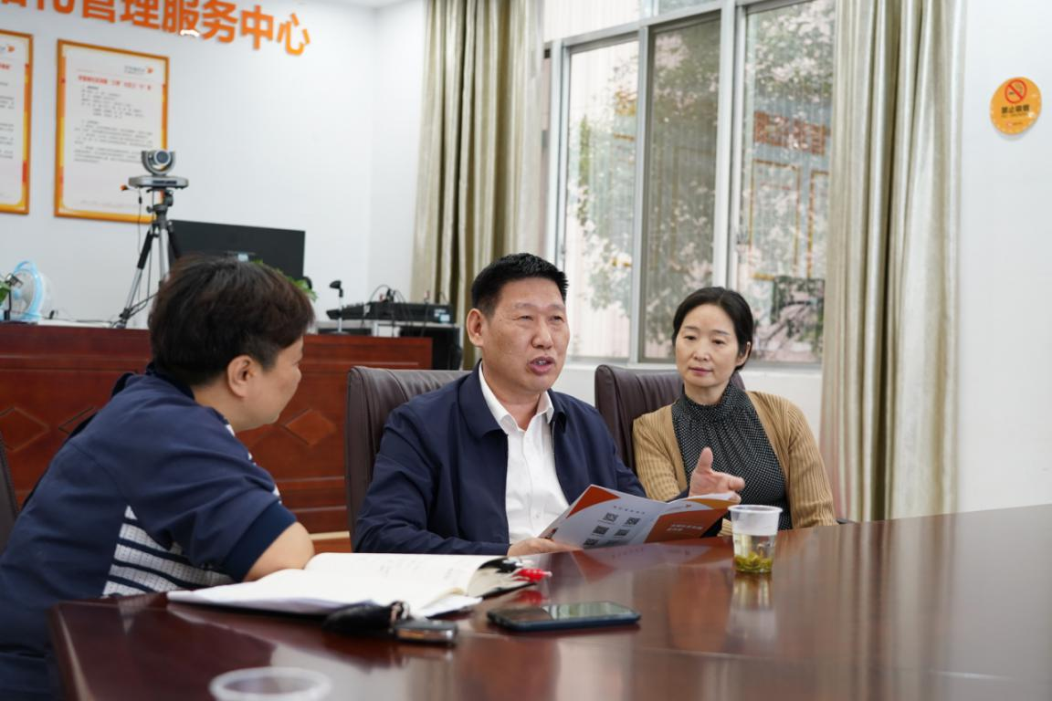 任安良深入学堂坡社区指导文明创建工作