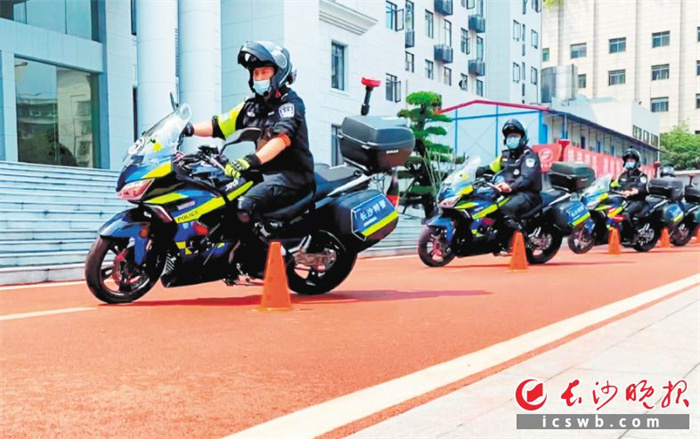 看长沙特警铁骑来了