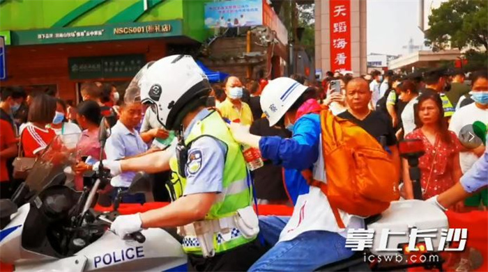 打不到车的考生被雨花交警护送至考点。