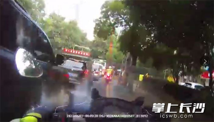 雨花交警铁骑中队辅警陈占宇接力电动车没电的家长，护送考生抵达考场。