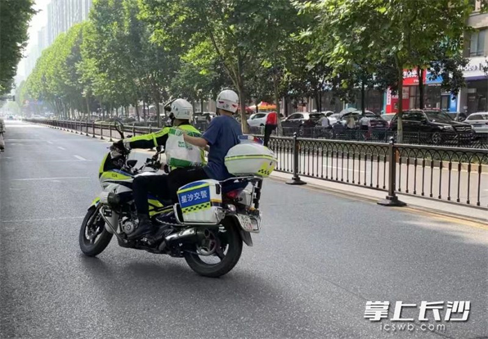 长沙县松雅湖中学考点考生跑错考场，长沙县交警紧急护送。