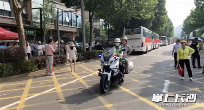 岳麓交警铁骑接家长拿证件。