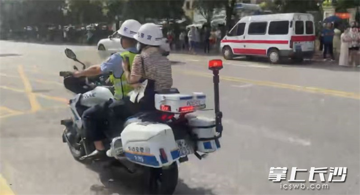 雨花铁骑送跑错考生的考生抵达长沙县广益中学考点。