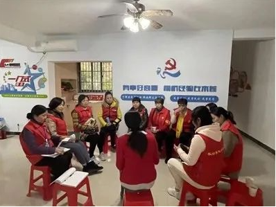 平安志愿者参与小区矛盾纠纷调解。