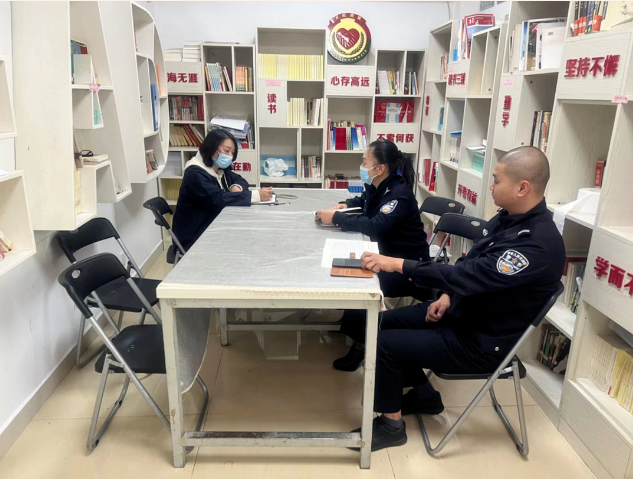 汤家岭社区书记廖海梅和韭菜园派出所商讨如何做好群众工作