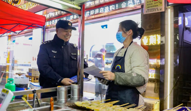 民警为商户普及法律知识。
