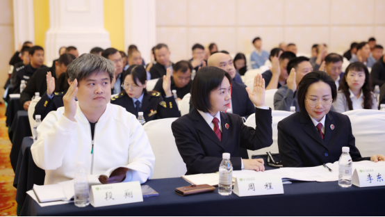 现场表决通过第一届理事会选举办法（草案）及第一届理事会候选人名单。