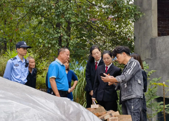 灰汤法庭实地走访调查，厘清案件事实。