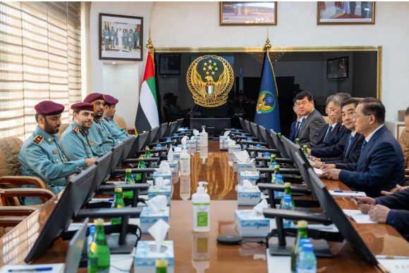 12月15日上午，魏建锋与阿治曼警察总署副总指挥长哈立德·穆罕默德·努埃米准将会晤交流