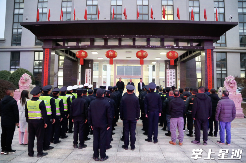 晚上7时，长沙县黄兴镇举办2025年“春雷行动”动员会。陈晨 摄