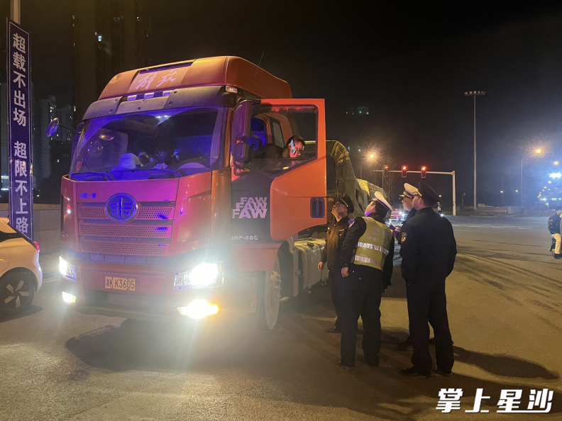 交警中队对镇域内重要道路开展夜间执法。黄兴镇供图