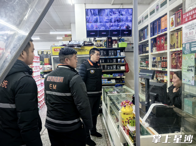 镇应急办和镇城市管理服务中心等部门对春季消防、燃气安全等方面进行检查。黄兴镇供图